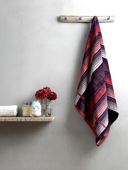 first row red bath towel - 10068371 - Very Small Image - 1