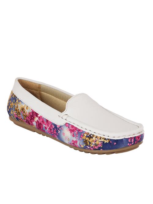 fashionable loafers to enhance your style quotient. kindly refer the size chart and measurement guide before you order.
care in - 10652714 - Very Small Image - 1