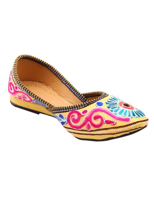 yellow leather jutis - 11937750 - Very Small Image - 1