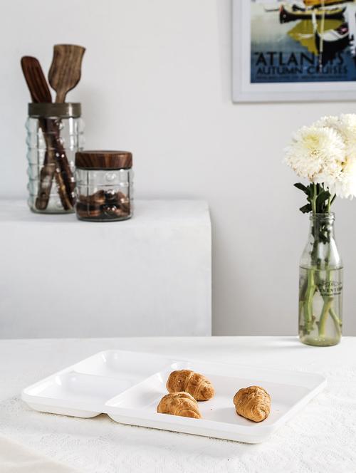 set of 3 white plastic dinner plates - 1223490 - Very Small Image - 1