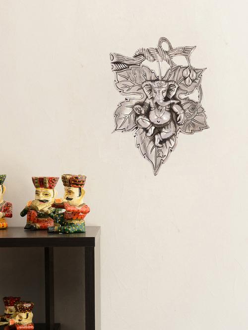 handcrafted metal wall hanging of lord ganesha on creative leaf - 15149488 - Very Small Image - 1