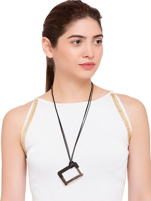long necklace - 15253970 - Very Small Image - 1