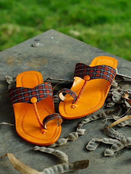 red one toe kolhapuri - 15272202 - Very Small Image - 1