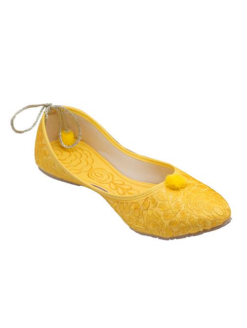 yellow slip on jutis - 15745569 - Very Small Image - 1