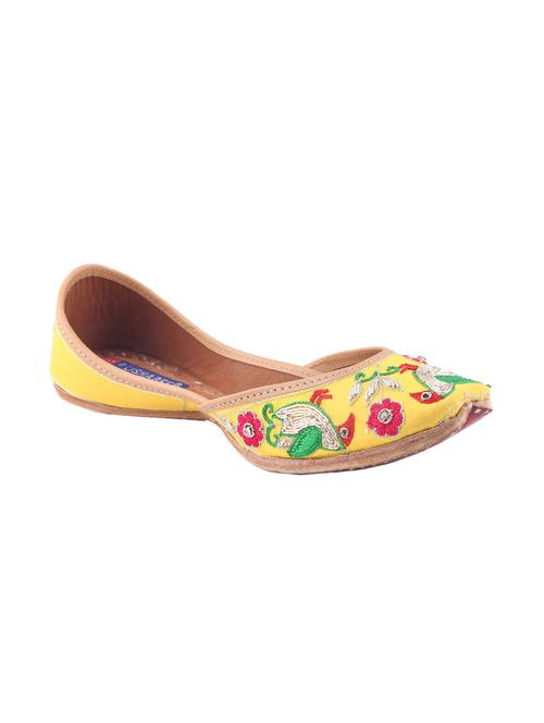 yellow slip on jutis - 15802306 - Very Small Image - 1