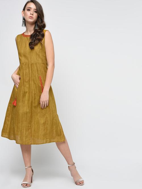 hand embroidery neck & pocket detail dress - 15860826 - Very Small Image - 1