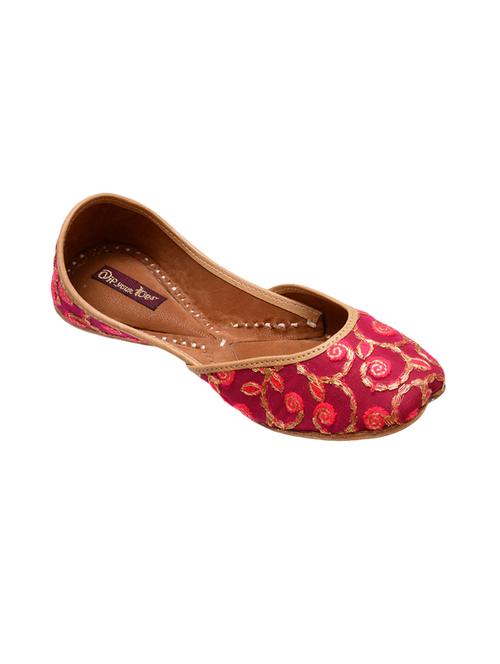 pink slip on jutis - 15897326 - Very Small Image - 1