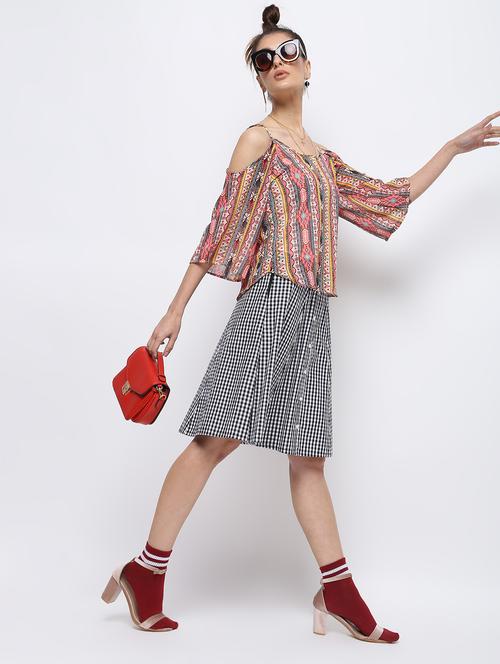 cold shoulder curved hem top - 15897840 - Very Small Image - 1