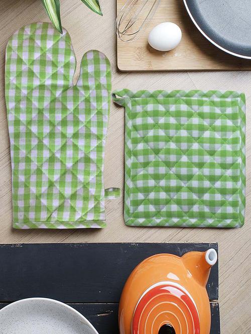 lushomes green small checks heat resistant oven set, pack of 2 (1 pot holder, size : 8”x8” & 1 oven mitten, size : 7”x13”) - 15910855 - Very Small Image - 1