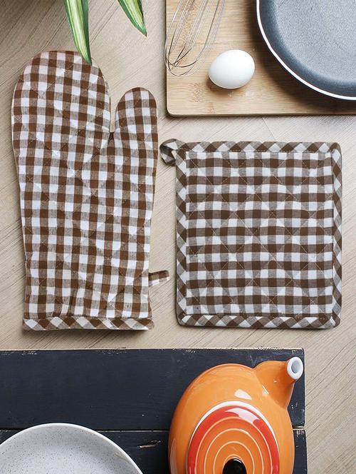 lushomes brown small checks heat resistant oven set, pack of 2 (1 pot holder, size : 8”x8” & 1 oven mitten, size : 7”x13”) - 15910857 - Very Small Image - 1