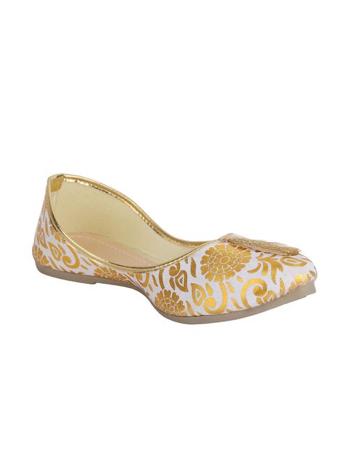 white slip on jutis - 15964971 - Very Small Image - 1