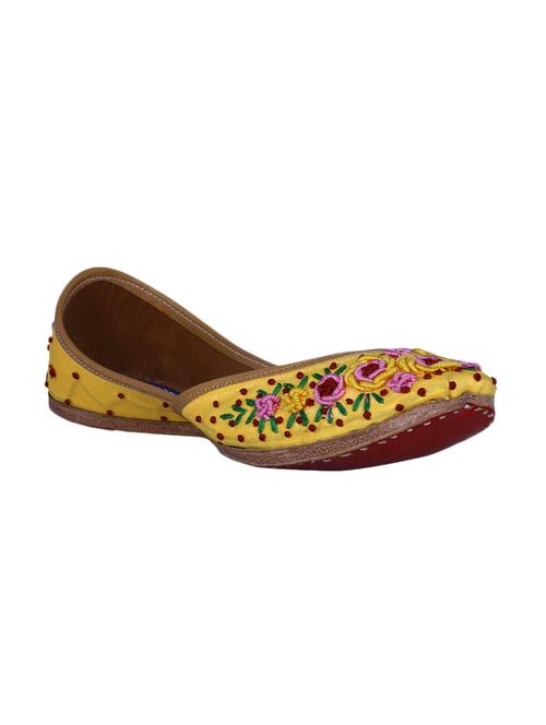 yellow slip on jutis - 16341922 - Very Small Image - 1