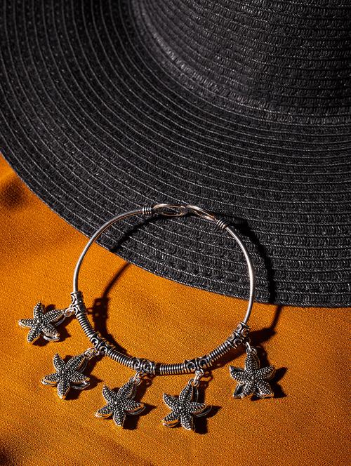 silver metal bangle bracelet - 16585550 - Very Small Image - 1