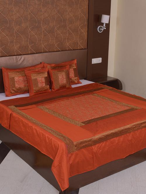 polysilk hand gold print bed cover with 2 pillow cover & 2 cushion cover - 16736872 - Very Small Image - 1