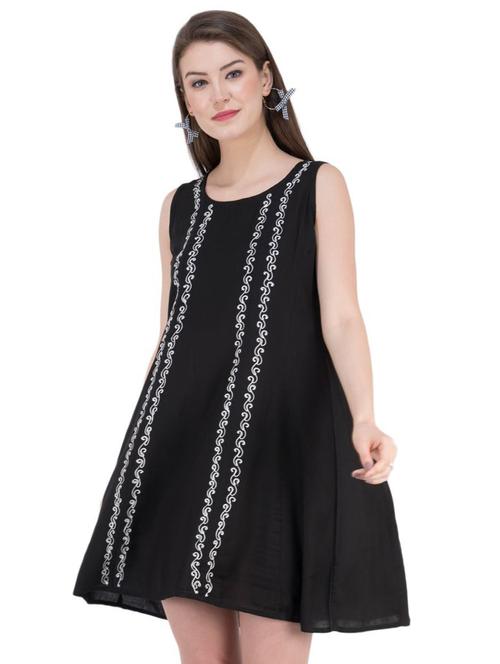 round neck contrast embroidered shift dress - 16764717 - Very Small Image - 1
