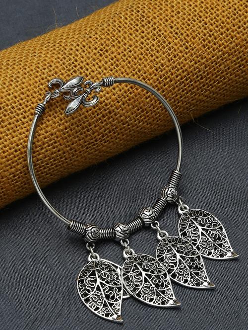 silver metal cuffs bracelet - 16801238 - Very Small Image - 1