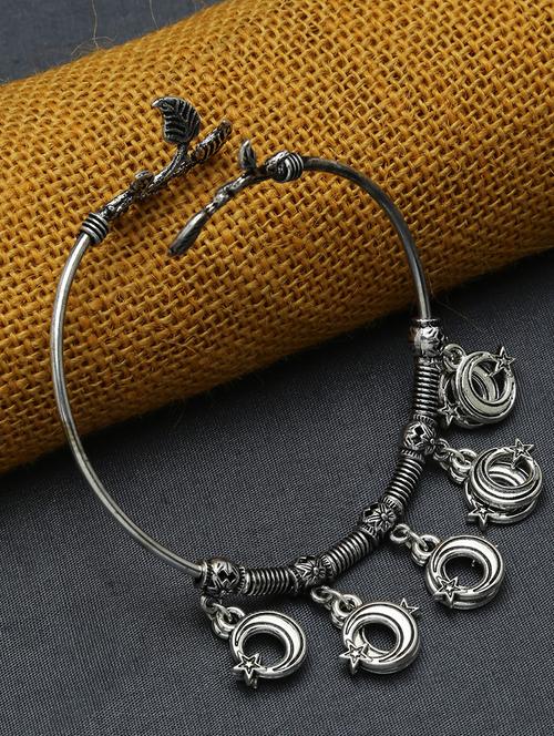 silver metal cuffs bracelet - 16801240 - Very Small Image - 1