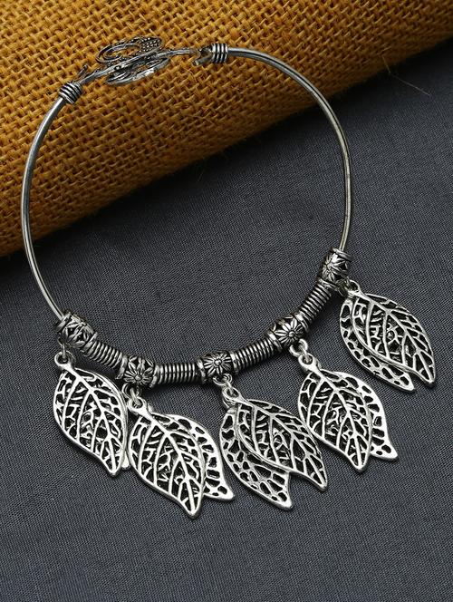 silver metal cuffs bracelet - 16801248 - Very Small Image - 1