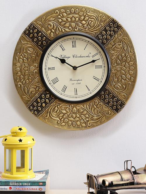 wooden analog vintage wall clock - 16865821 - Very Small Image - 1