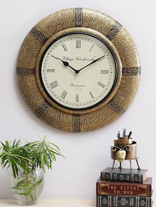 wooden analog vintage wall clock - 16865823 - Very Small Image - 1