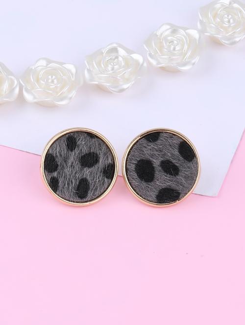 black metal studs earring - 16991829 - Very Small Image - 1