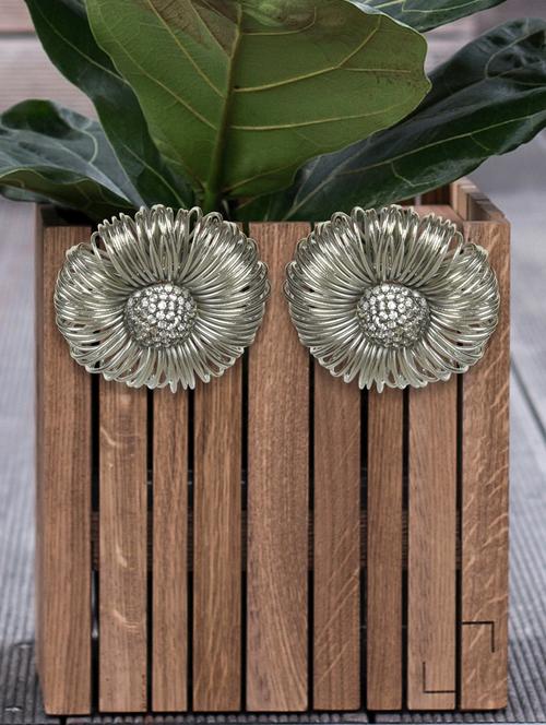silver metal studs earring - 17086973 - Very Small Image - 1