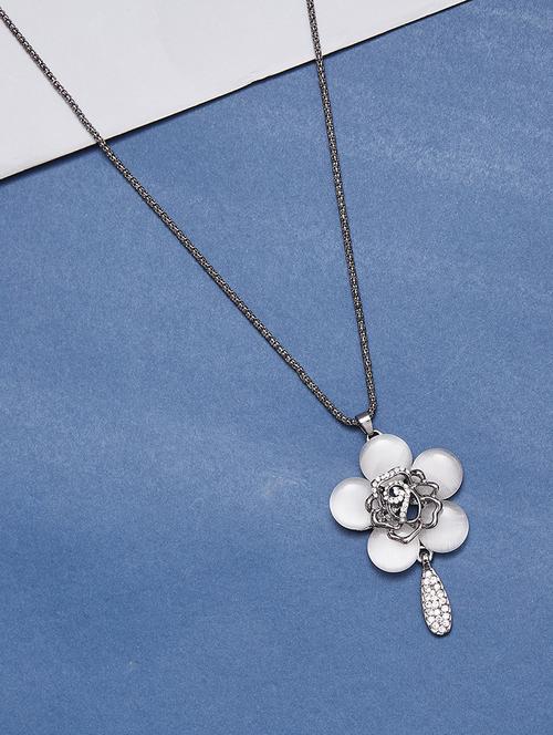 silver metal pendant - 17166499 - Very Small Image - 1