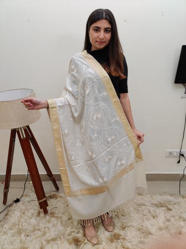 white shawl with beautiful - 17445290 - Very Small Image - 1