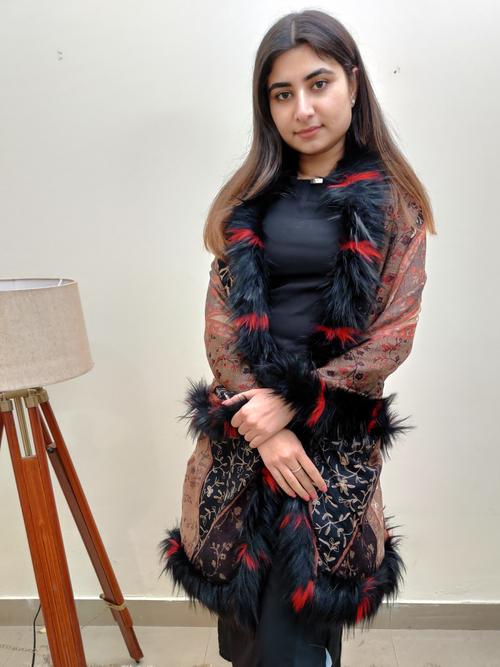 women shawl with fur. - 17449573 - Very Small Image - 1