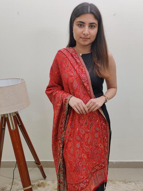 women red shawl. - 17453291 - Very Small Image - 1