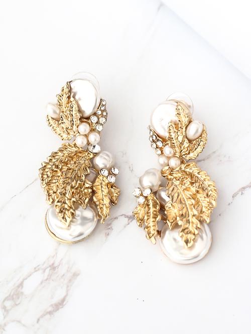 gold metal drop earrings - 17565294 - Very Small Image - 1