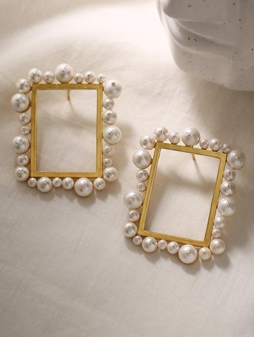 gold plated studs earring - 17637536 - Very Small Image - 1