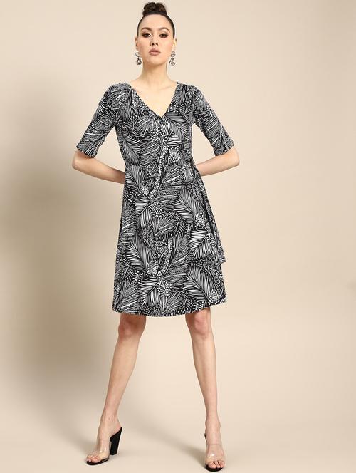 v-neck printed flared dress - 17770109 - Very Small Image - 1