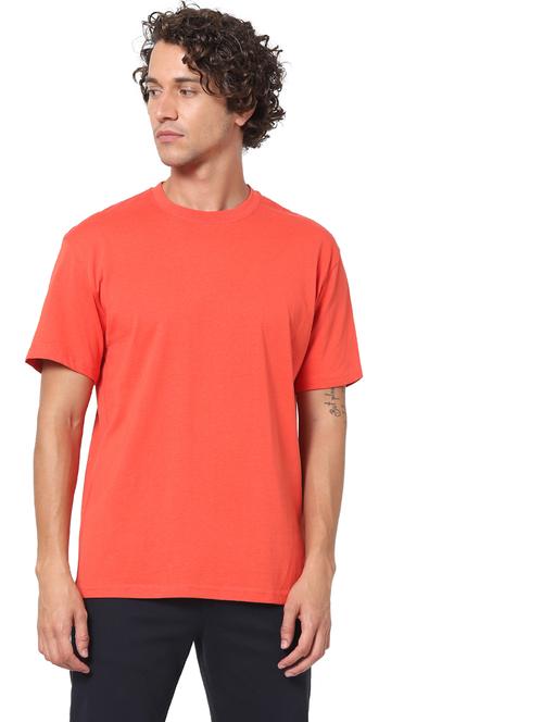 red solid t-shirt - 17947889 - Very Small Image - 1