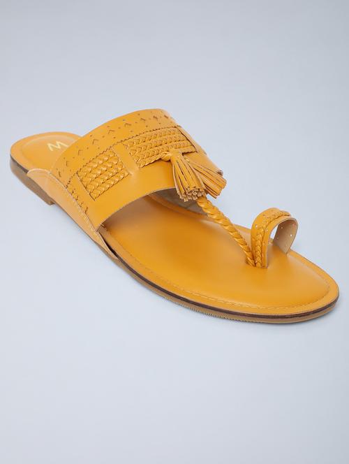yellow one toe sandal - 18083635 - Very Small Image - 1