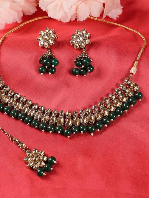 green kundan stones gold plated choker set with maangtikka - 18109367 - Very Small Image - 1
