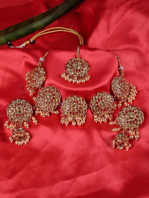 red kundan pearls gold plated choker set with maangtikka - 18109395 - Very Small Image - 1