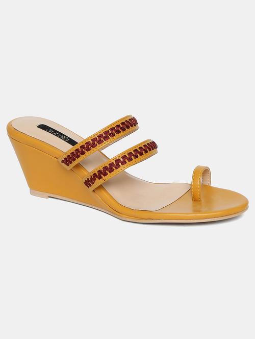yellow one toe sandal - 18179021 - Very Small Image - 1