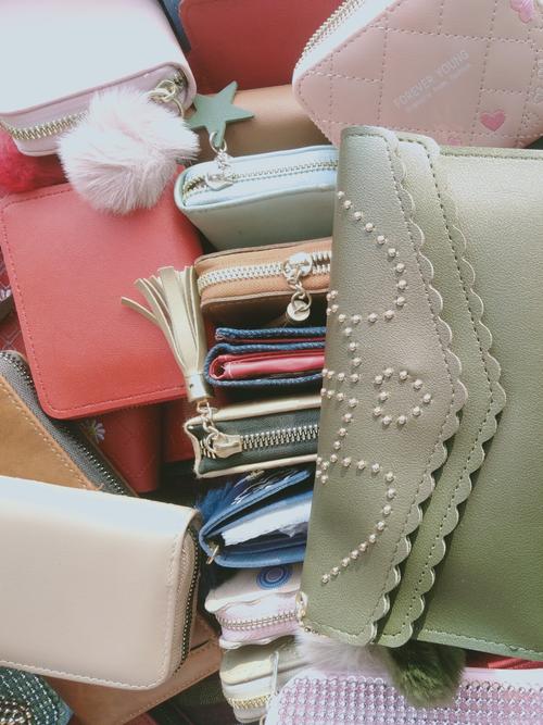 hand bags clutches - 18201877 - Very Small Image - 1