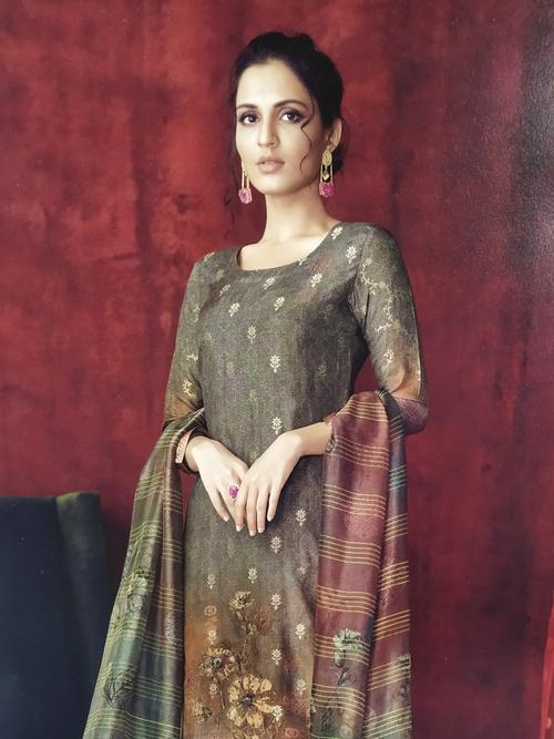 ladies suits - 18210990 - Very Small Image - 1