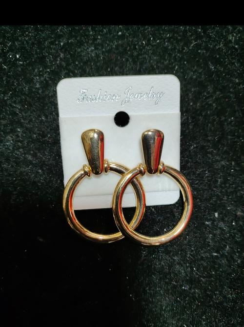 gold metal earring - 18217907 - Very Small Image - 1
