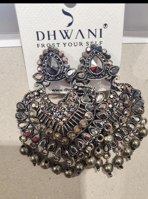 silver metal earing - 18228243 - Very Small Image - 1