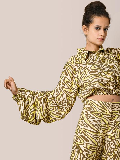 marble print, has a spread collar, - 18292852 - Very Small Image - 1