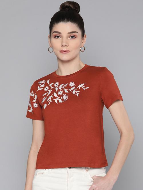 short sleeved embroidered regular top - 18381922 - Very Small Image - 1
