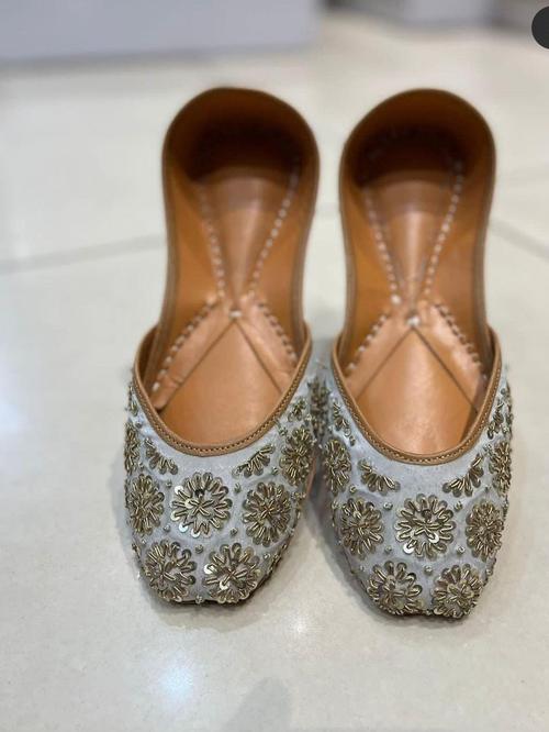jutttis for women - 18418350 - Very Small Image - 1