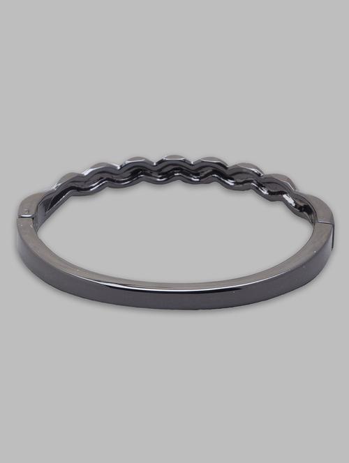 grey metal cuffs bracelet - 18424321 - Very Small Image - 1
