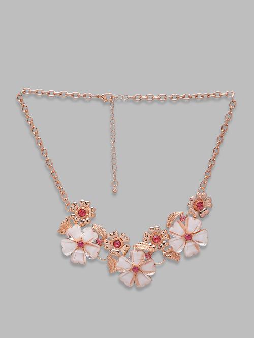 gold metal chain necklace - 18424396 - Very Small Image - 1