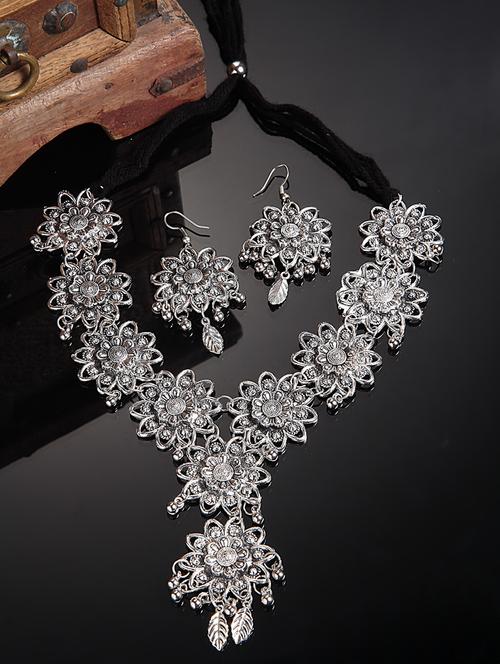 oxidised silver-toned ghungaroo necklace earring set - 18440779 - Very Small Image - 1