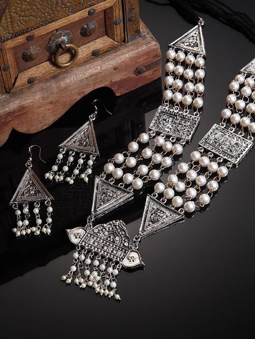 oxidised metallic-colored & white beaded necklace earring set - 18440780 - Very Small Image - 1