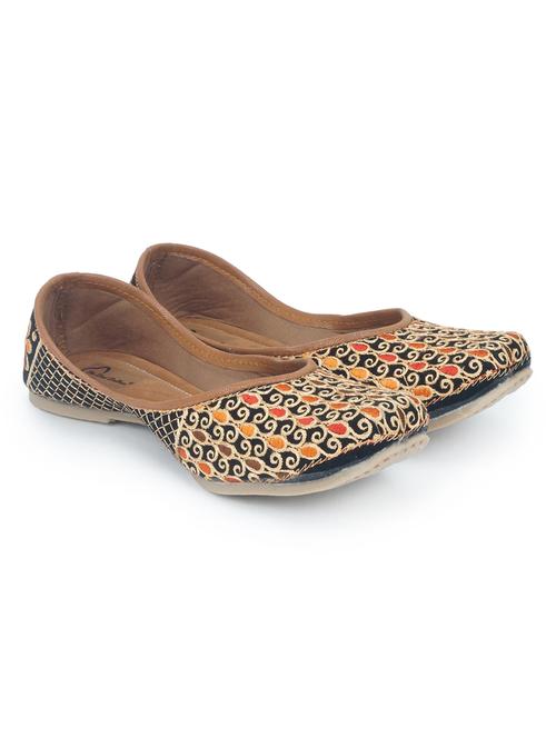women embroidered ethnic juttis - 18463359 - Very Small Image - 1